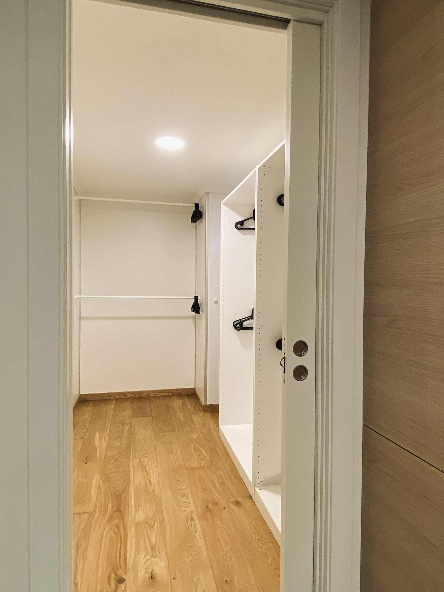 Fra kjøkken til disponibelt rom. 